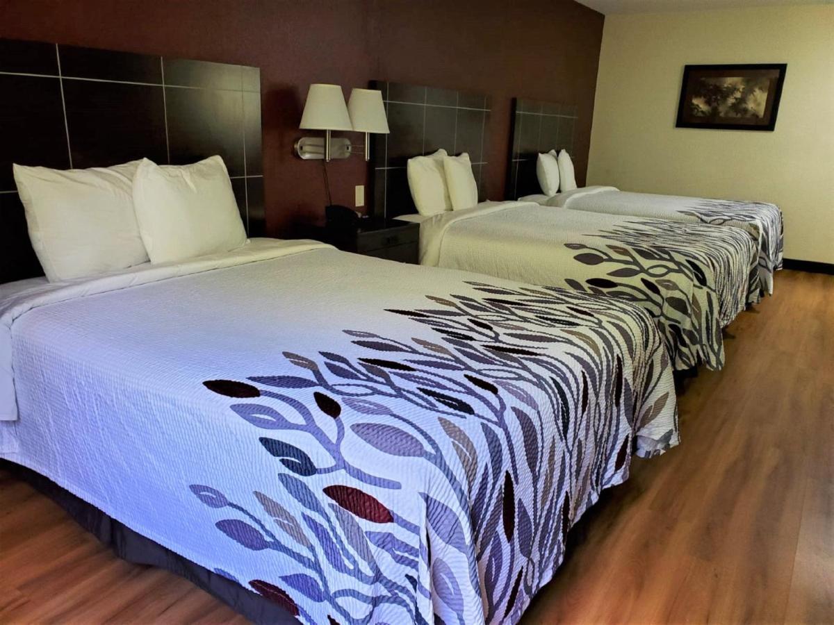 Deluxe Room with Three Queen Beds Non-Smoking